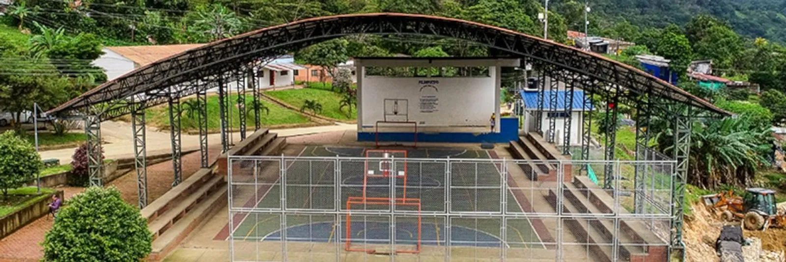 Vista aérea de un polideportivo comunitario en una vereda de Aguazul, Casanare